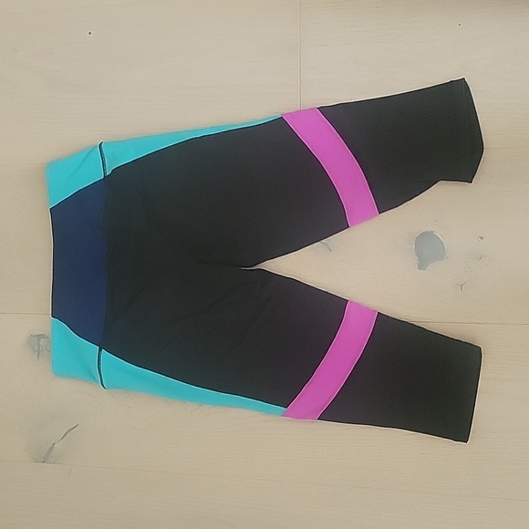Victoria's Secret Sport yoga cropped pants - Picture 2 of 3